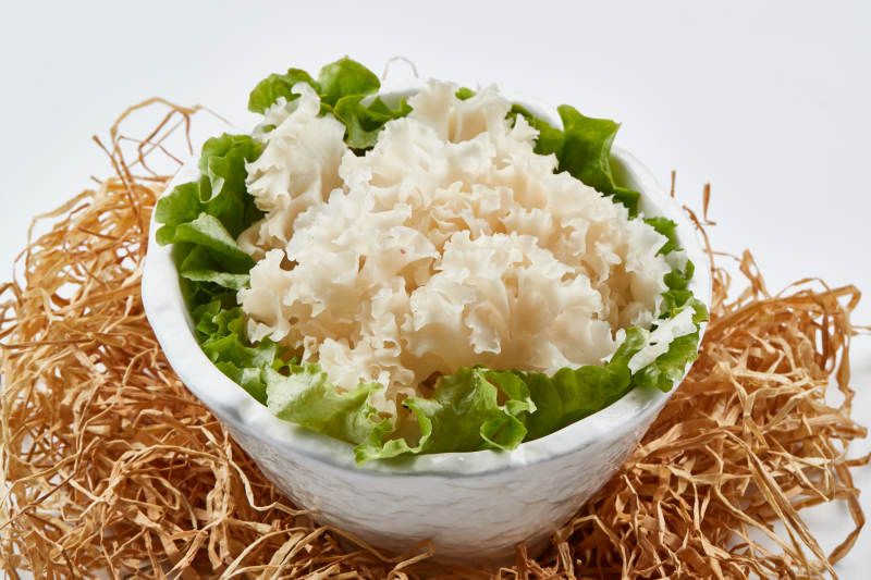 白色瓷餐具装的新鲜白木耳图片