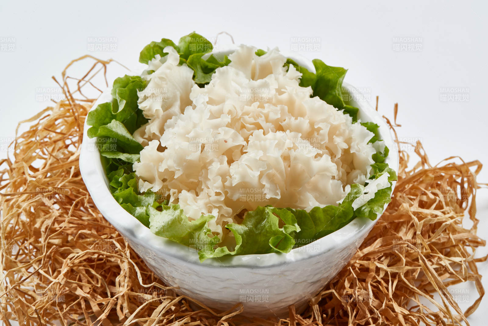 白色瓷餐具装的新鲜白木耳图片