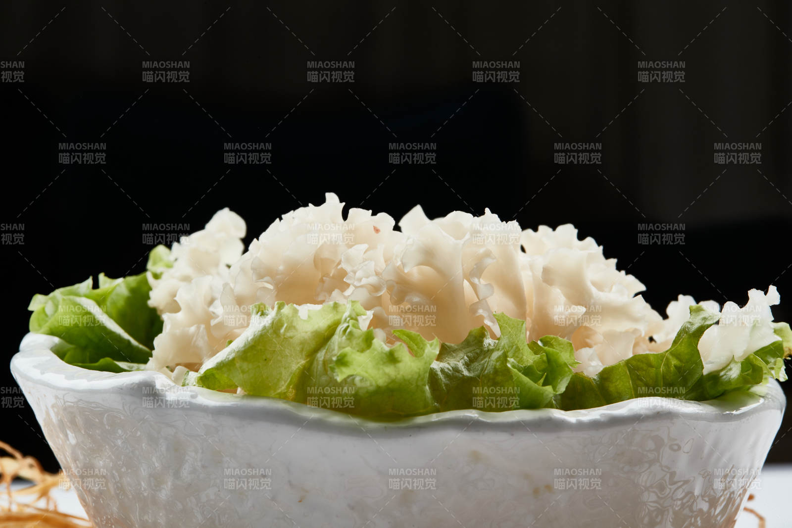 白色瓷餐具装的新鲜白木耳图片