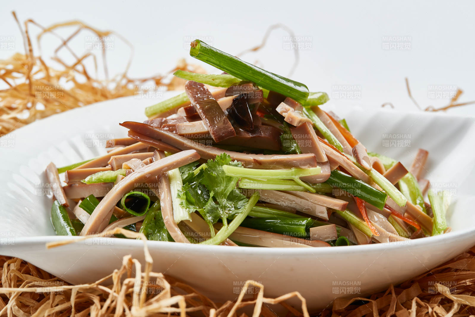 白色瓷盘装的苦菊拌香干图片