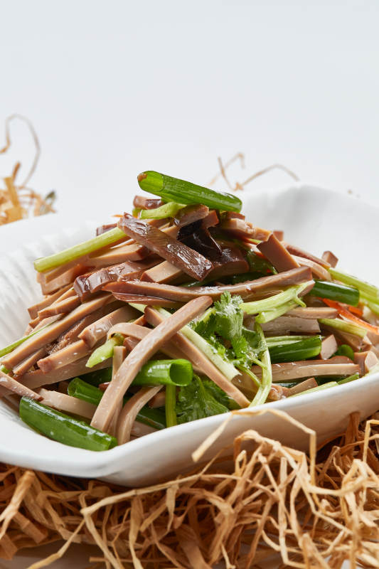 白色瓷盘装的苦菊拌香干图片