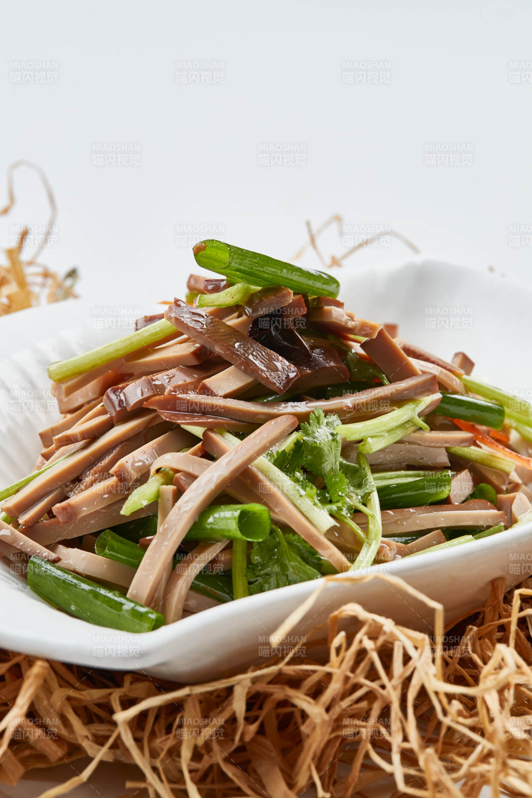 白色瓷盘装的苦菊拌香干图片