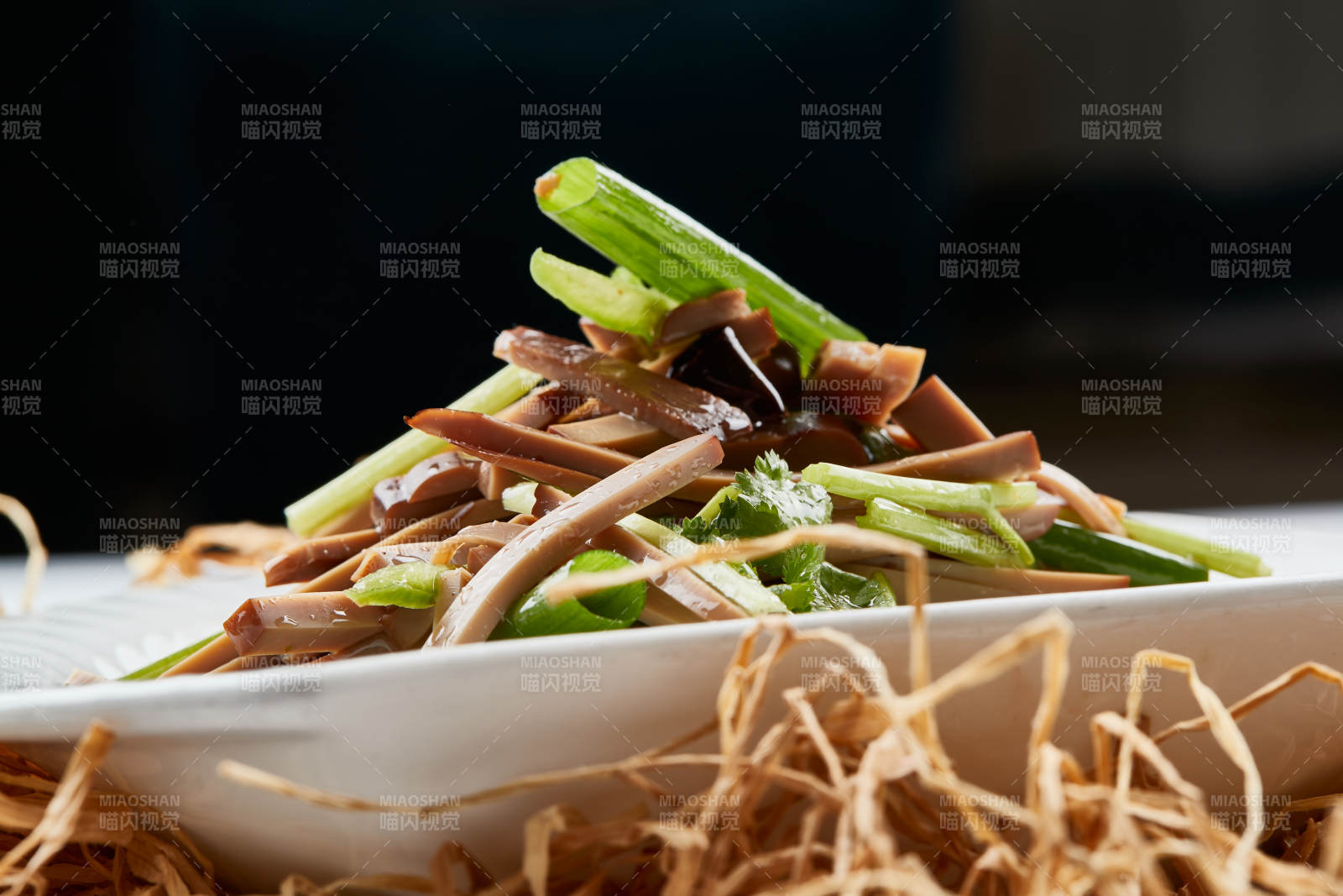 白色瓷盘装的苦菊拌香干图片