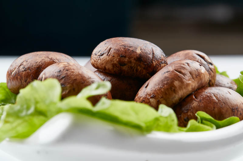 白色背景上摆放的火锅食材新鲜口蘑图片