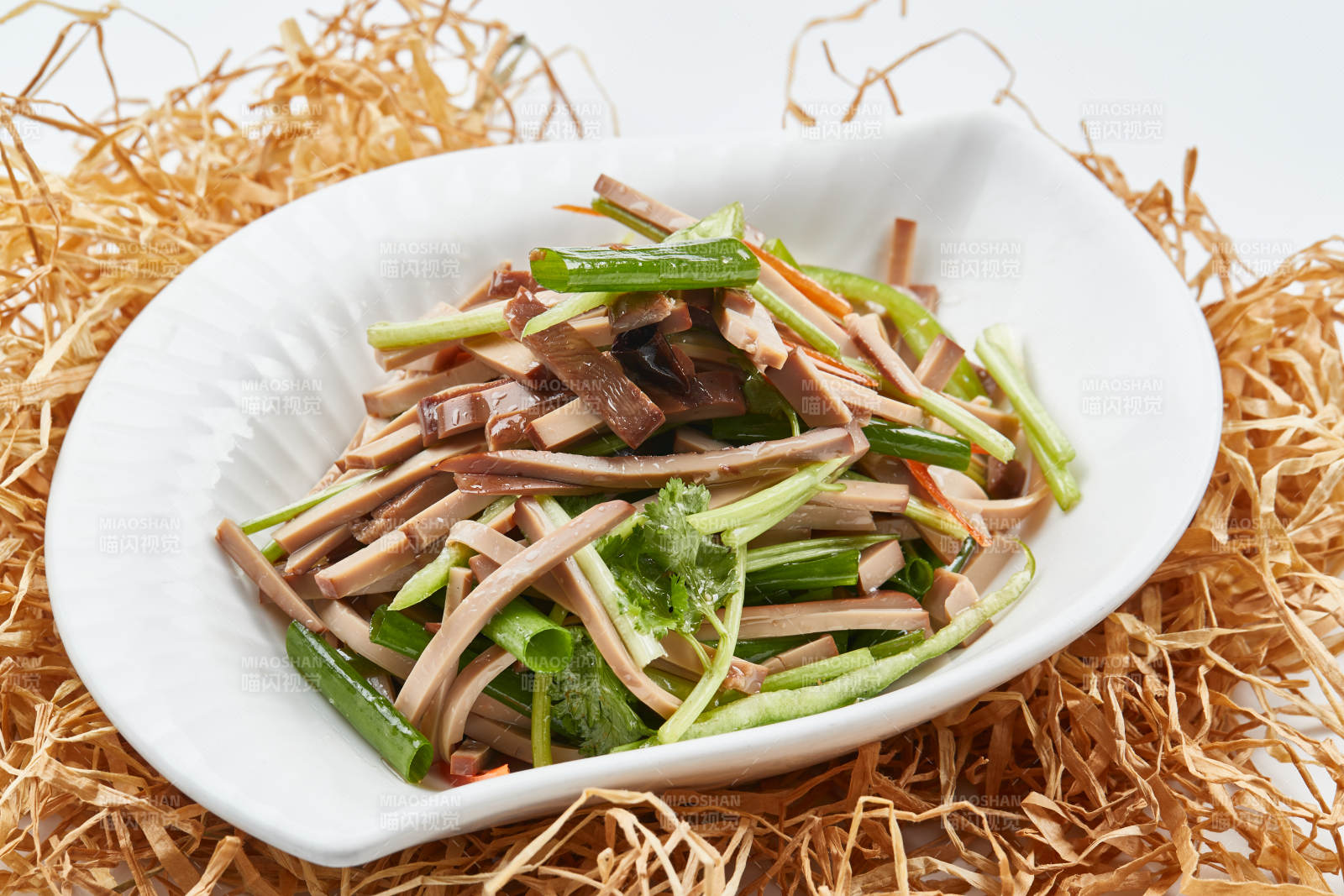 白色瓷盘装的苦菊拌香干图片