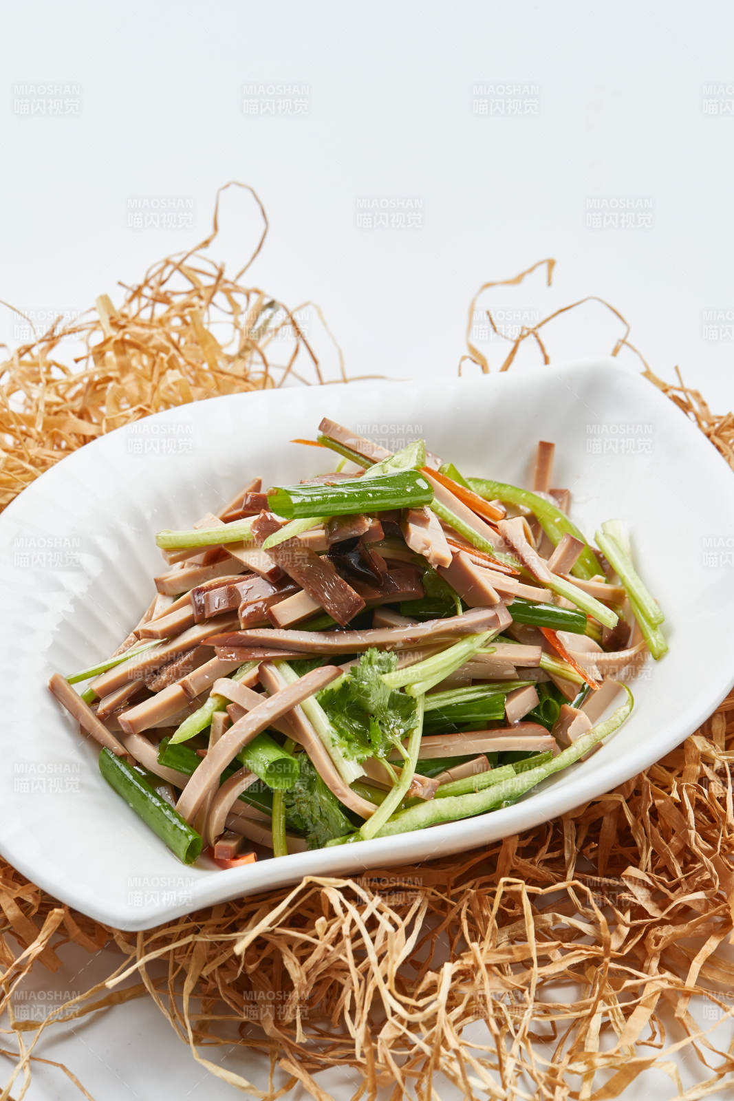 白色瓷盘装的苦菊拌香干图片