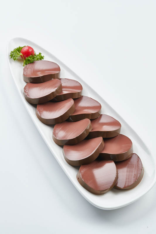 白色瓷盘装的的火锅食材鸭血切片图片