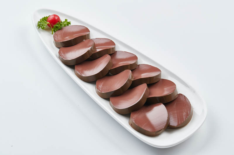 白色瓷盘装的的火锅食材鸭血切片图片