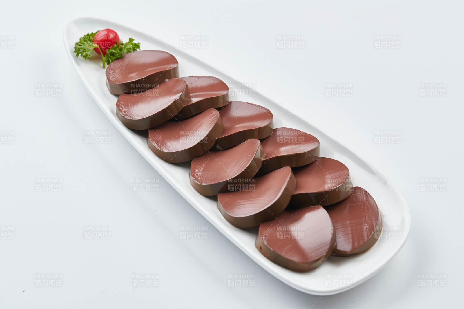 白色瓷盘装的的火锅食材鸭血切片图片