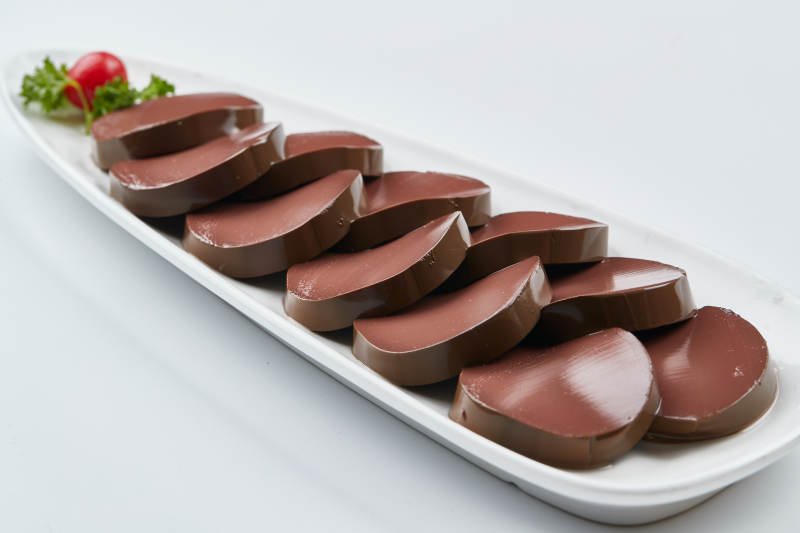 白色瓷盘装的的火锅食材鸭血切片图片