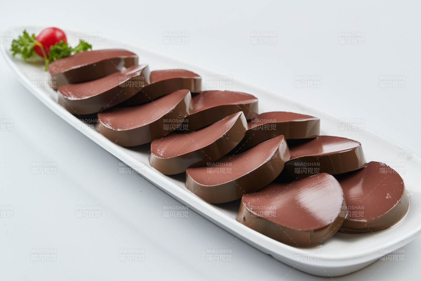 白色瓷盘装的的火锅食材鸭血切片图片