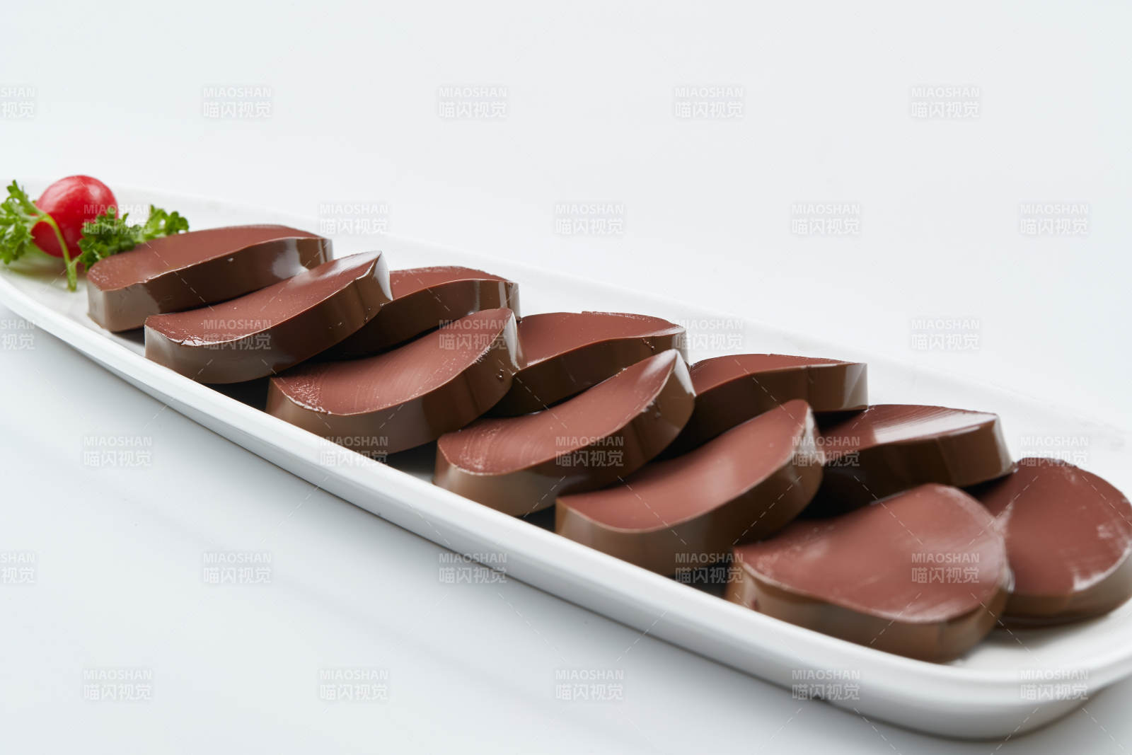 白色瓷盘装的的火锅食材鸭血切片图片