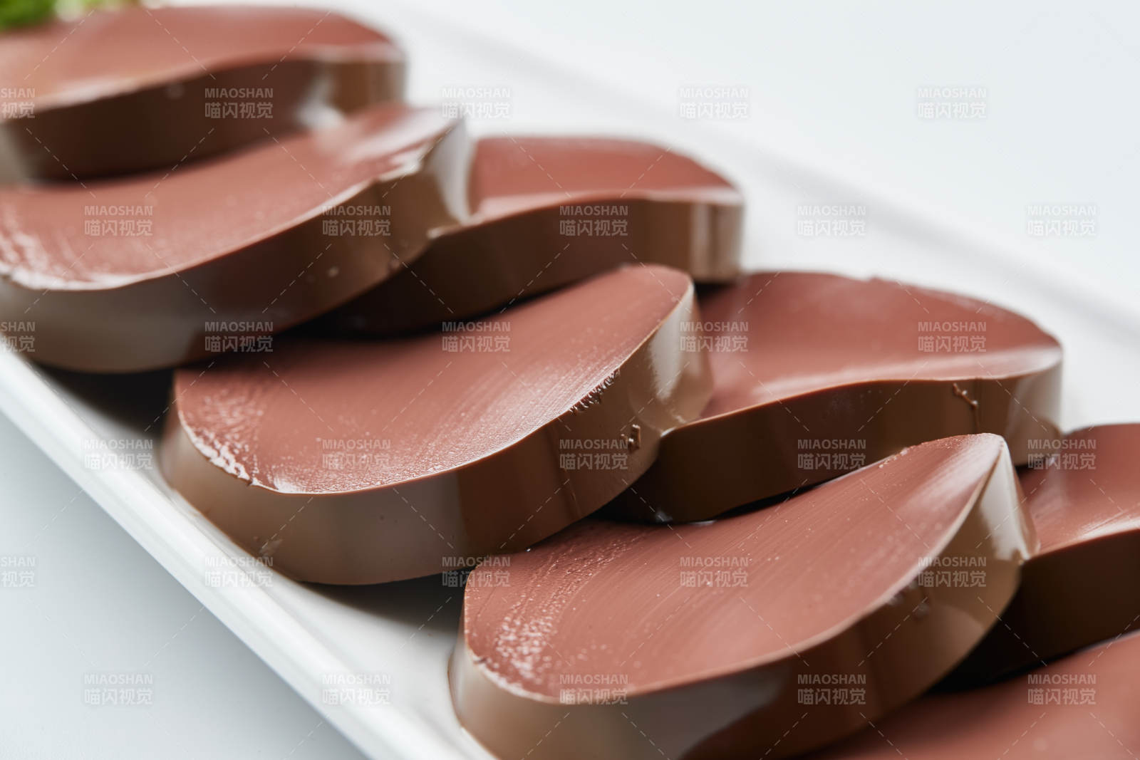 白色瓷盘装的火锅食材拼盘图片