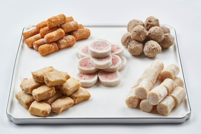 白色瓷盘装的火锅食材拼盘图片