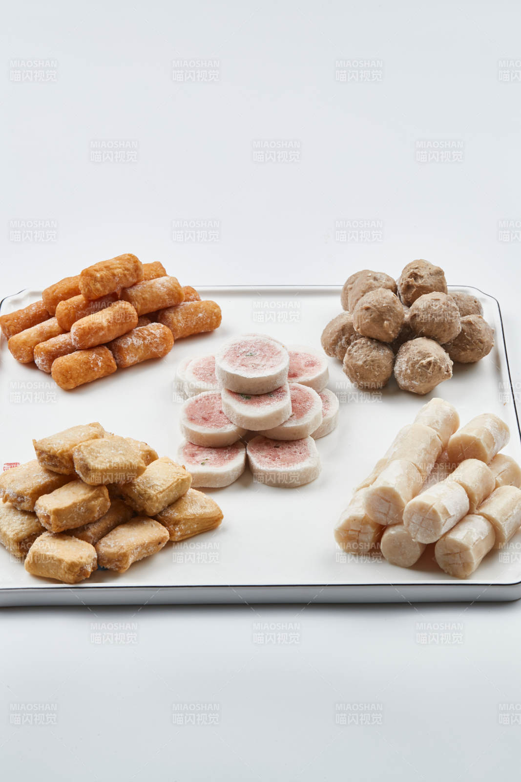 白色瓷盘装的火锅食材拼盘图片