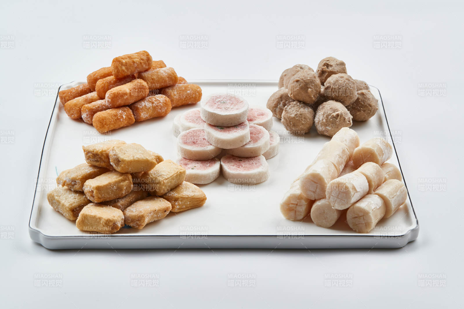 白色瓷盘装的火锅食材拼盘图片