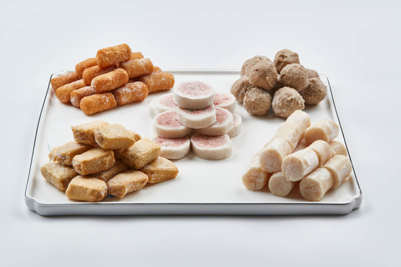 白色瓷盘装的火锅食材拼盘图片