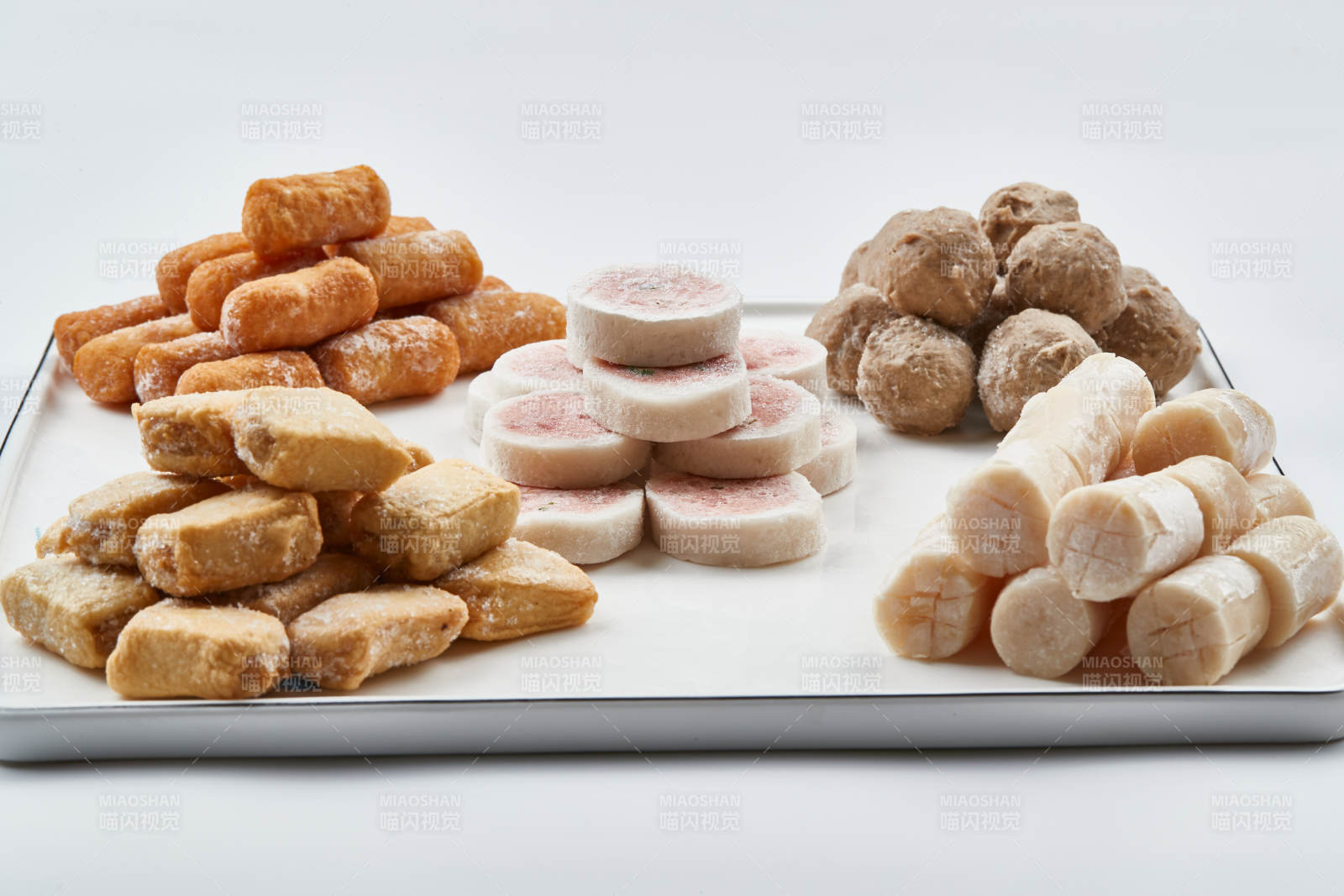 白色瓷盘装的火锅食材拼盘图片