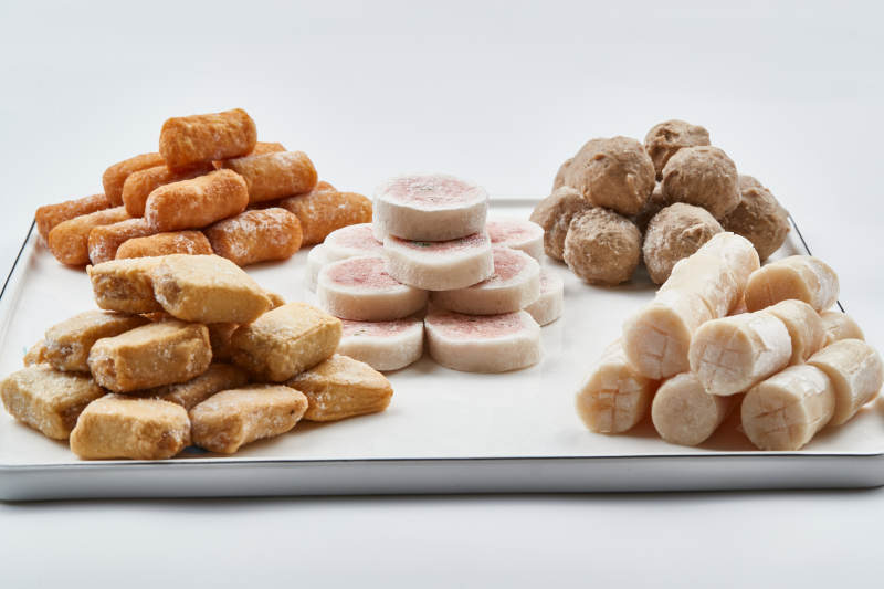 白色瓷盘装的火锅食材拼盘图片