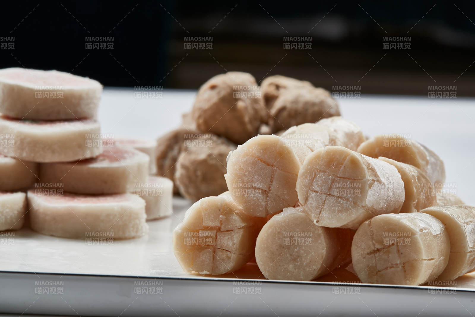 白色瓷盘装的火锅食材拼盘图片