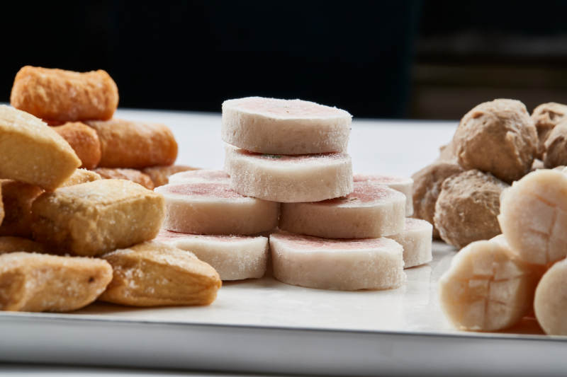 白色瓷盘装的火锅食材拼盘图片