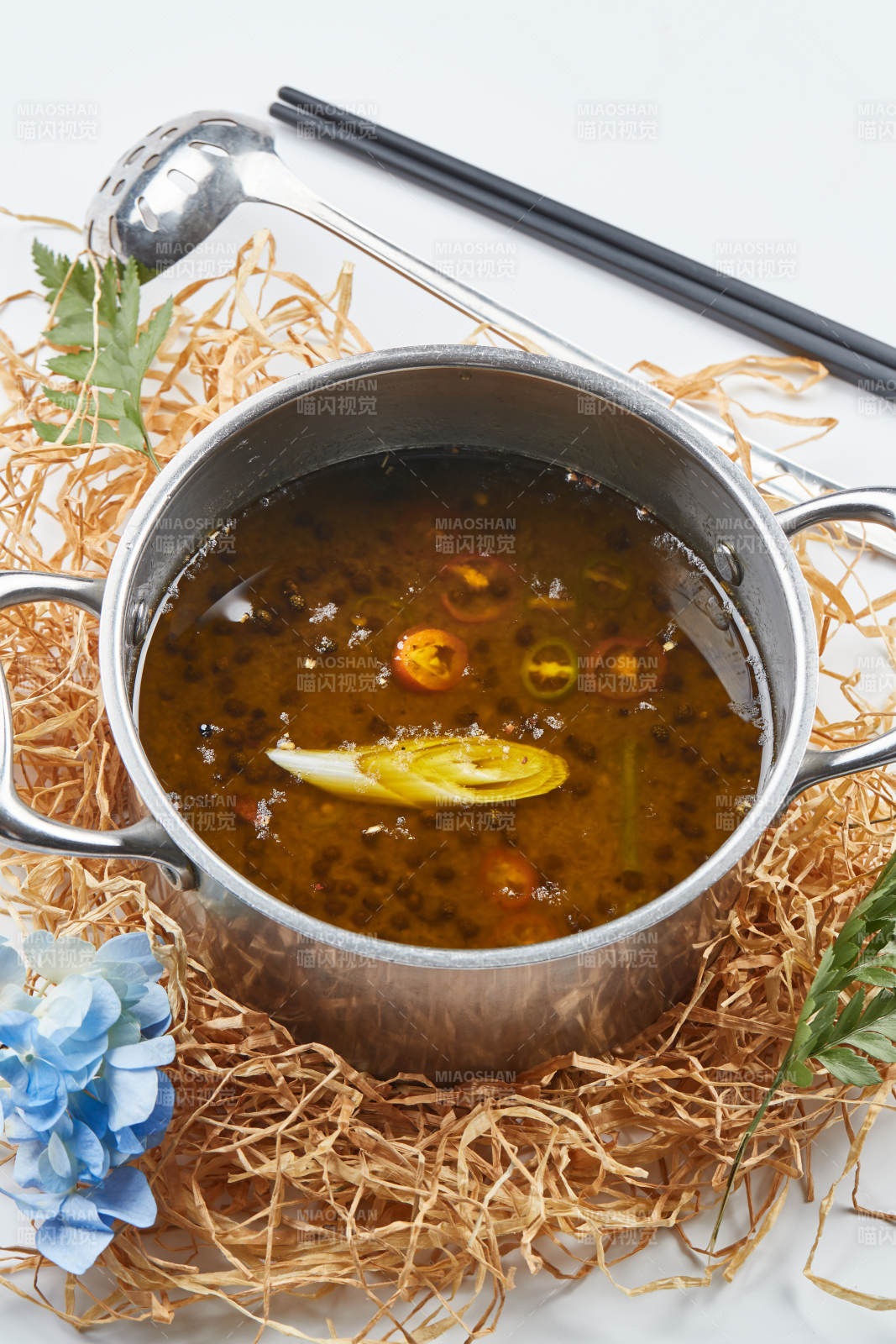 不锈钢锅装的藤椒椒麻汤底小火锅图片