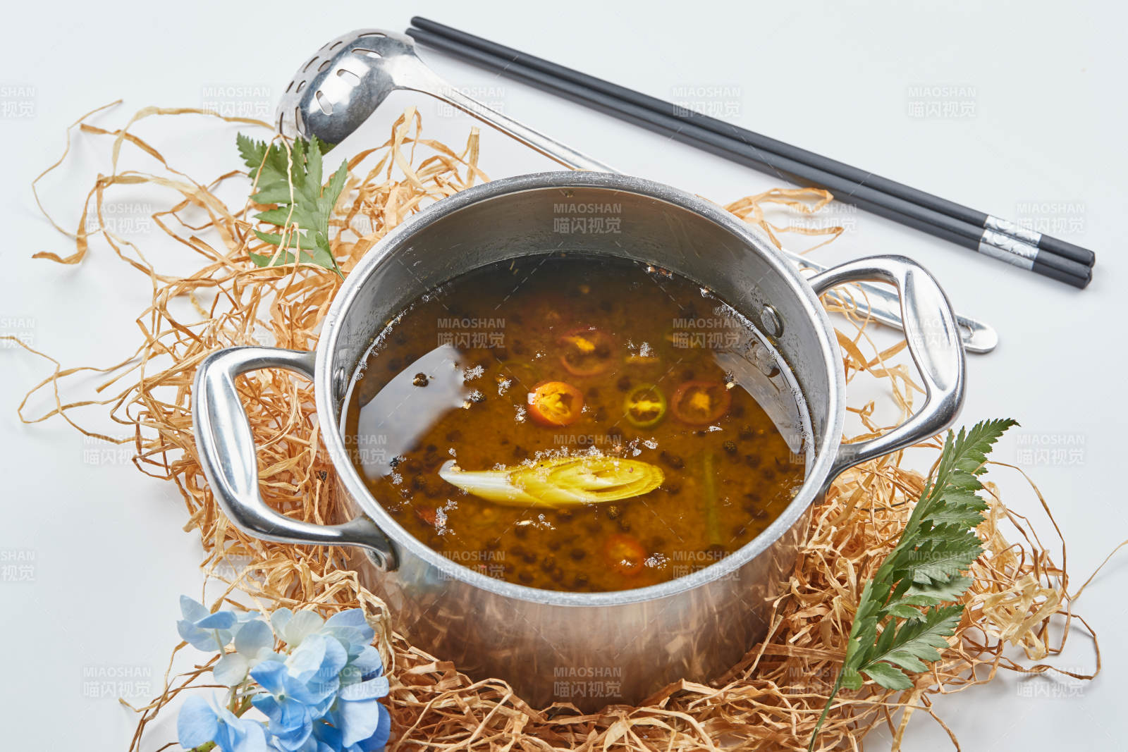 不锈钢锅装的藤椒椒麻汤底小火锅图片