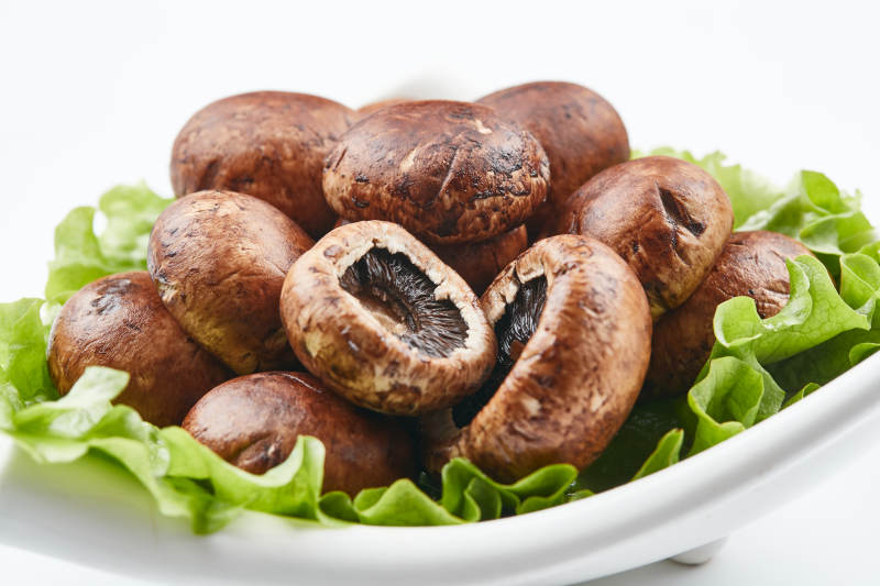 白色背景上摆放的火锅食材新鲜口蘑图片