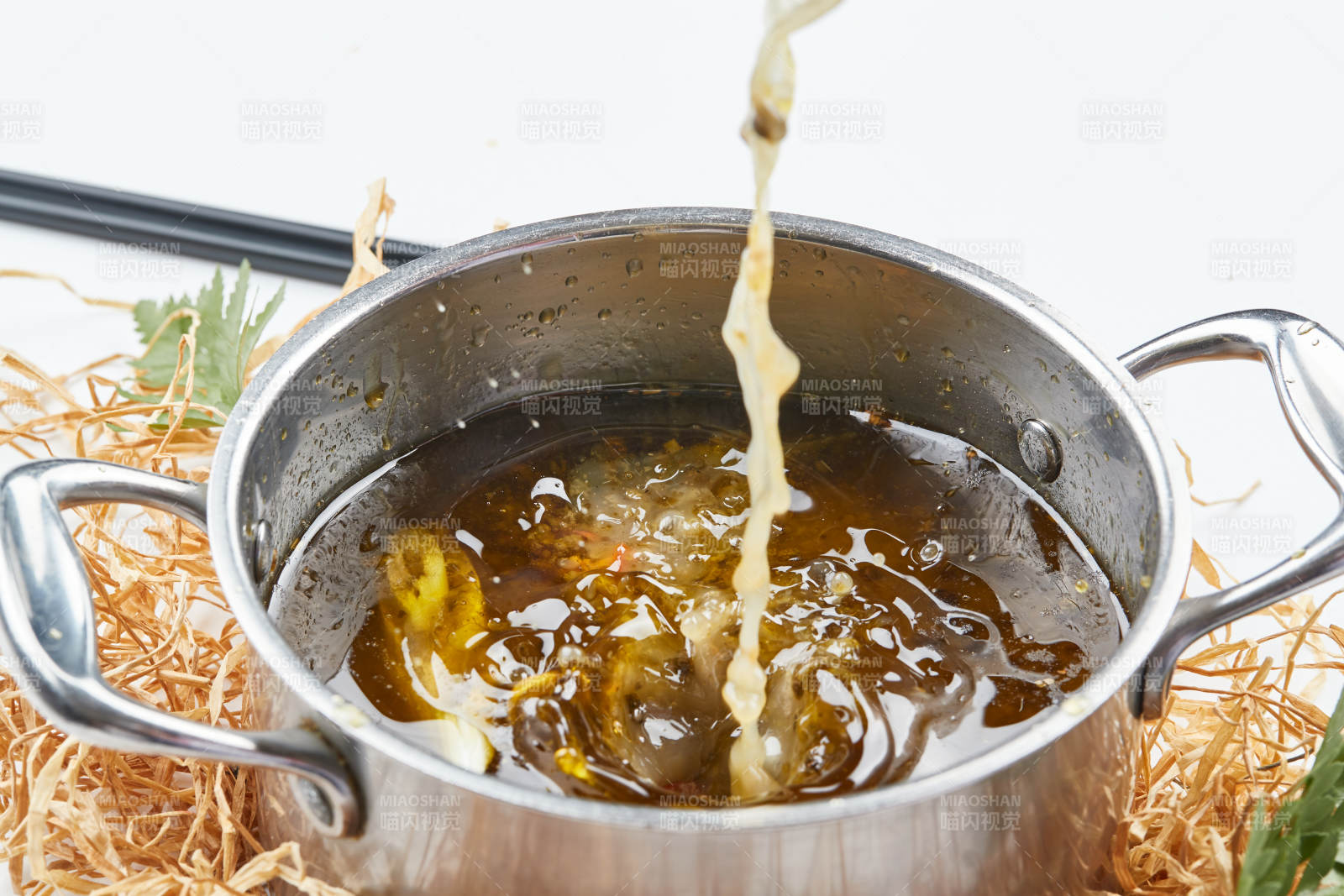 不锈钢锅装的藤椒椒麻汤底小火锅图片