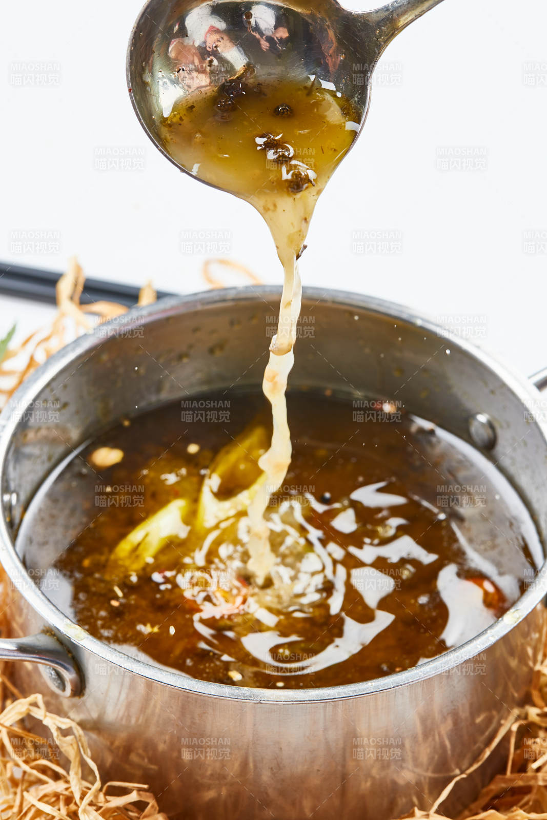 不锈钢锅装的藤椒椒麻汤底小火锅图片