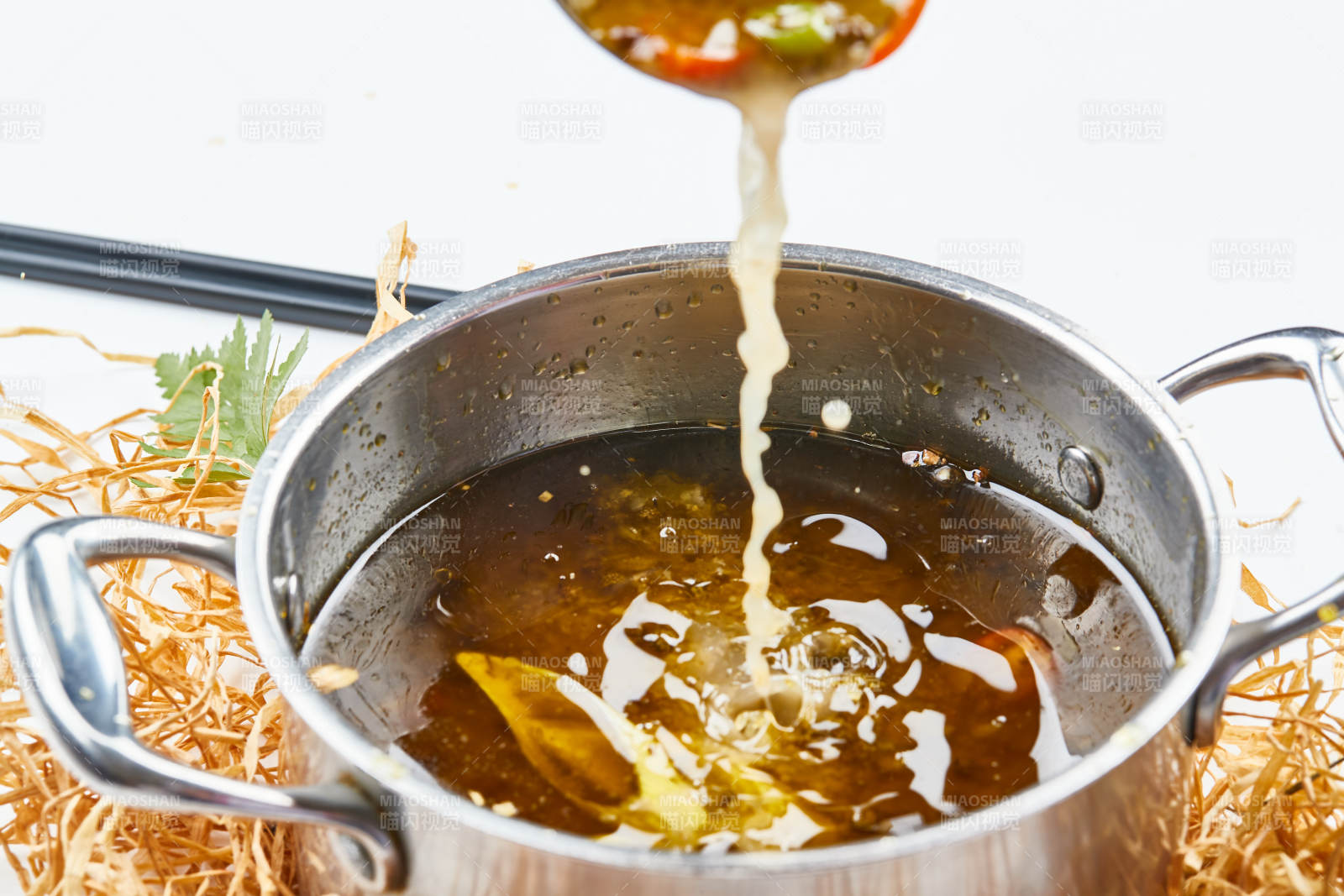 不锈钢锅装的藤椒椒麻汤底小火锅图片