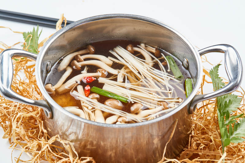 不锈钢汤锅装的火锅汤底山珍菌汤图片