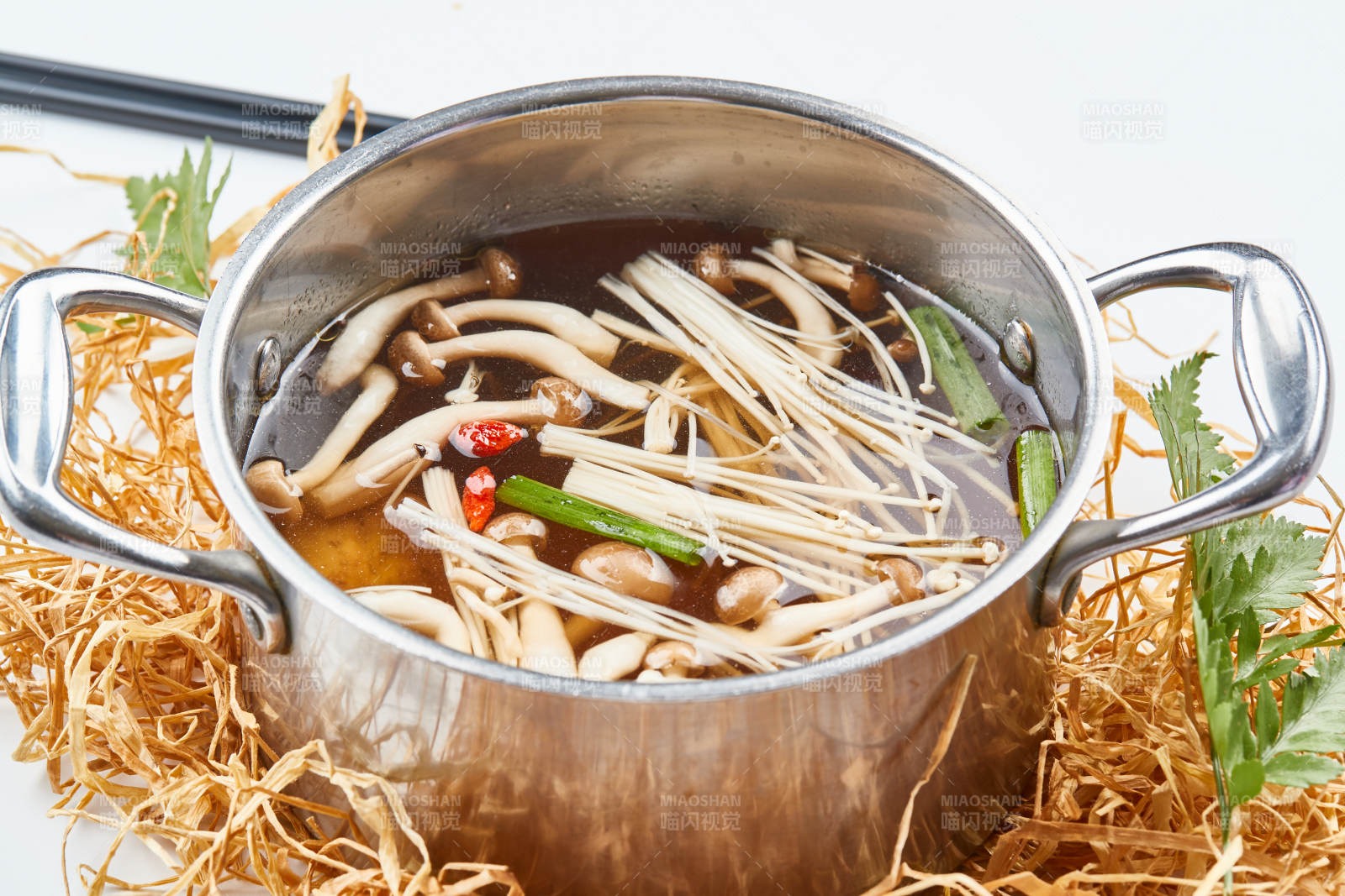 不锈钢汤锅装的火锅汤底山珍菌汤图片