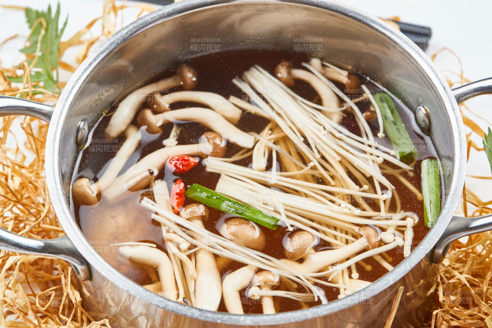 不锈钢汤锅装的火锅汤底山珍菌汤图片