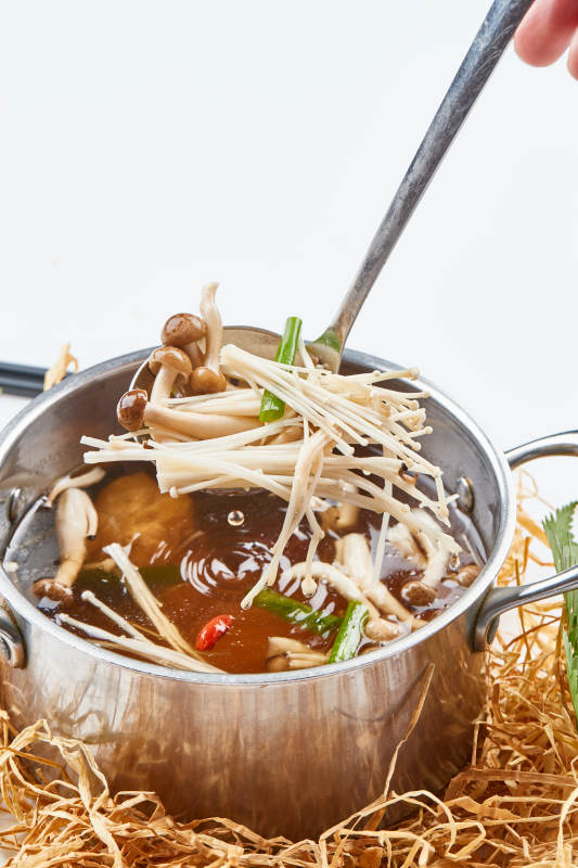 不锈钢汤锅装的火锅汤底山珍菌汤图片