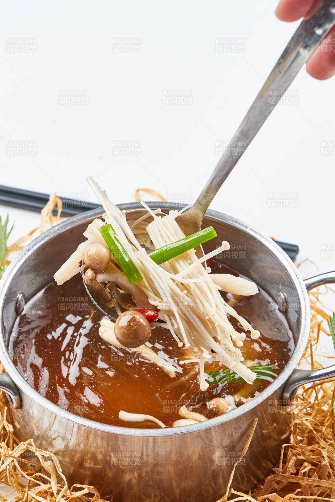 不锈钢汤锅装的火锅汤底山珍菌汤图片