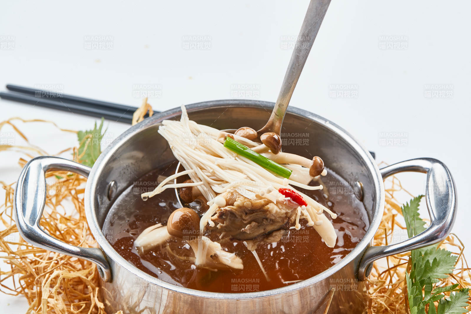 不锈钢汤锅装的火锅汤底山珍菌汤图片