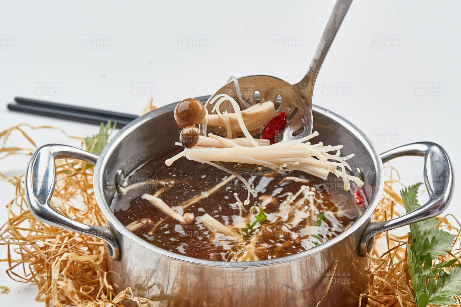 不锈钢汤锅装的火锅汤底山珍菌汤图片