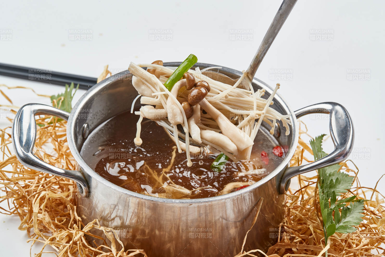 不锈钢汤锅装的火锅汤底山珍菌汤图片
