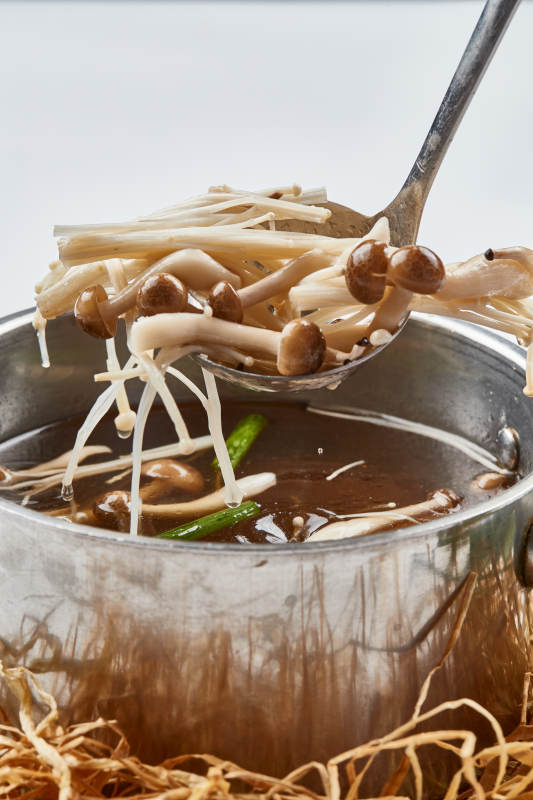 不锈钢汤锅装的火锅汤底山珍菌汤图片