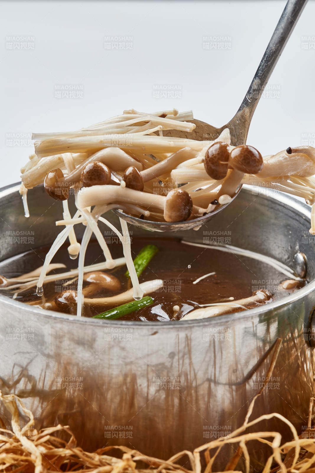 不锈钢汤锅装的火锅汤底山珍菌汤图片