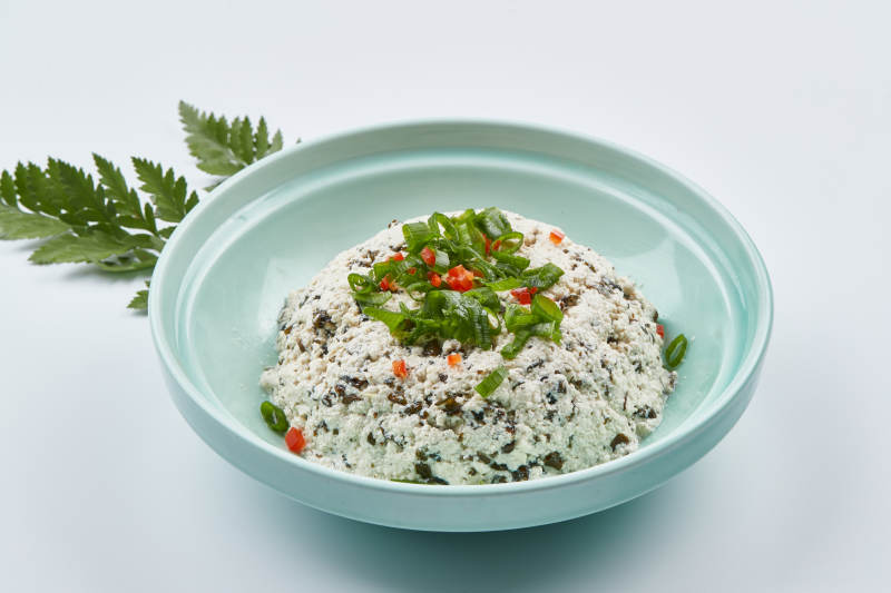 青瓷餐具装的地皮菜拌麻豆腐图片