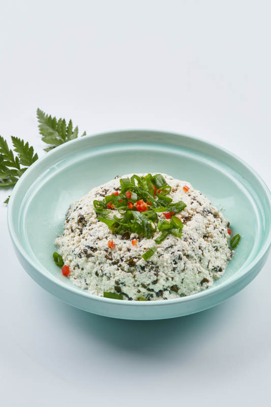 青瓷餐具装的地皮菜拌麻豆腐图片