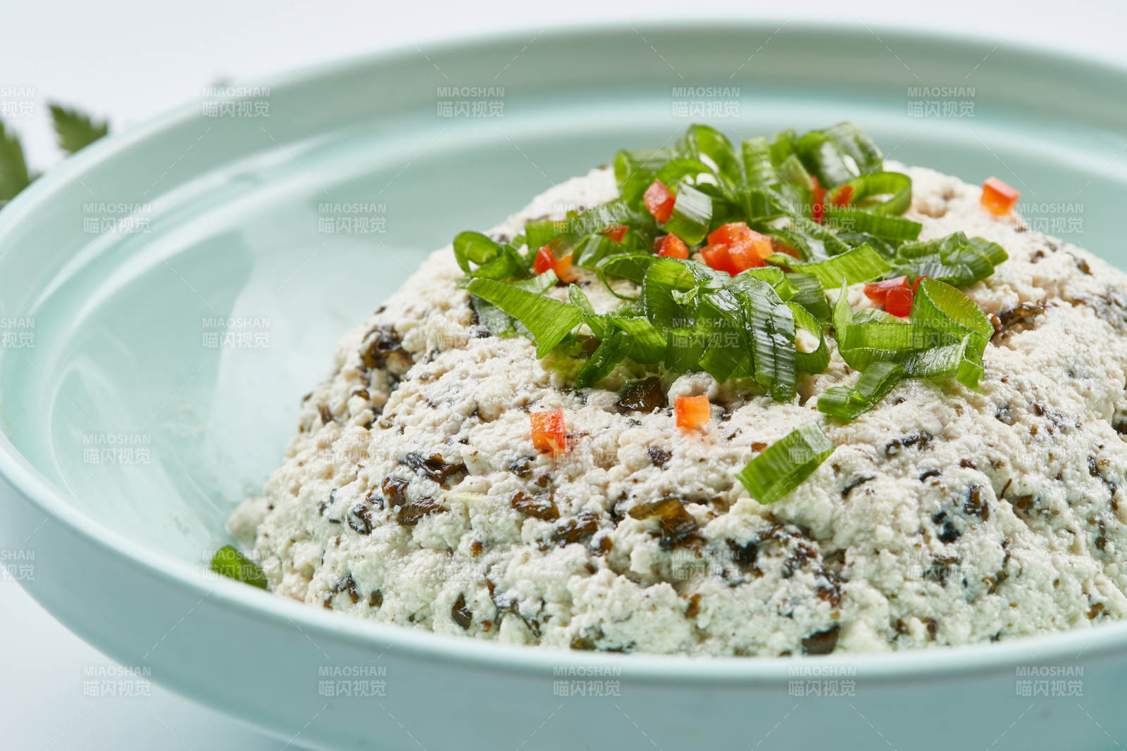 青瓷餐具装的地皮菜拌麻豆腐图片