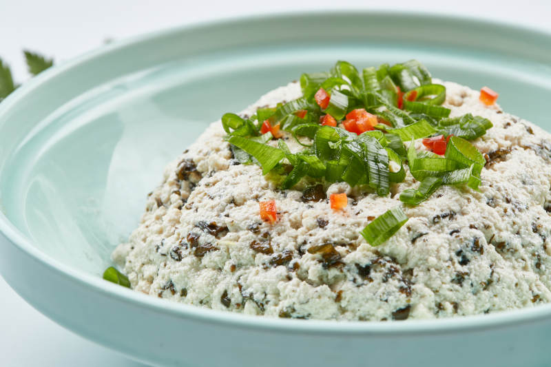 青瓷餐具装的地皮菜拌麻豆腐图片