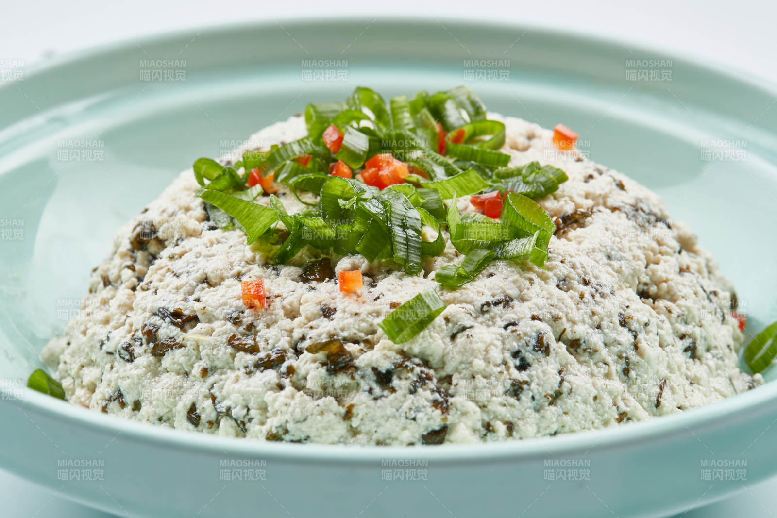 青瓷餐具装的地皮菜拌麻豆腐图片