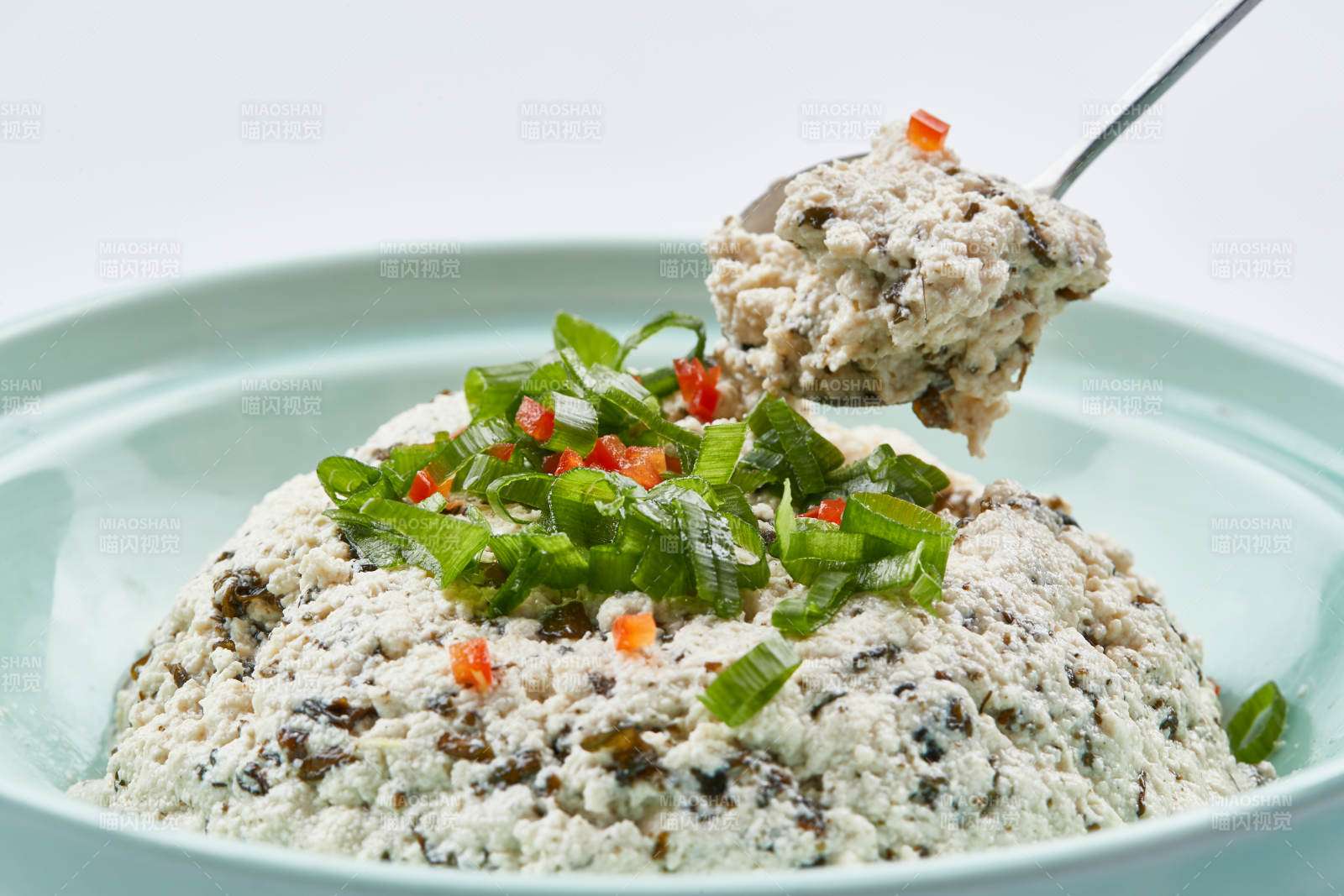 青瓷餐具装的地皮菜拌麻豆腐图片