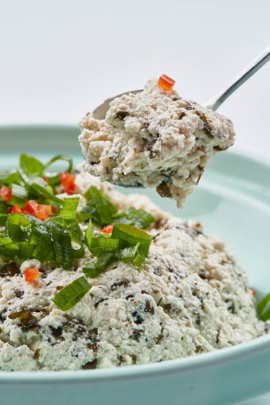 青瓷餐具装的地皮菜拌麻豆腐图片