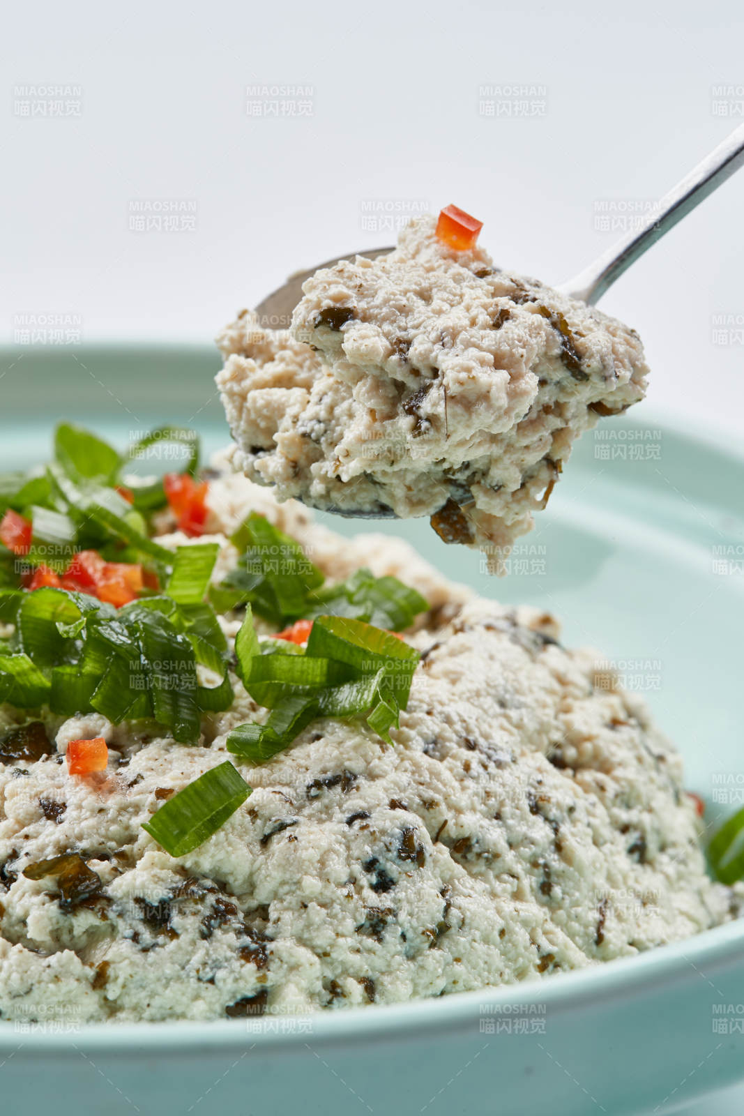 青瓷餐具装的地皮菜拌麻豆腐图片