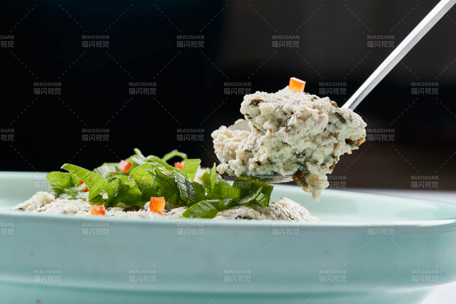 青瓷餐具装的地皮菜拌麻豆腐图片